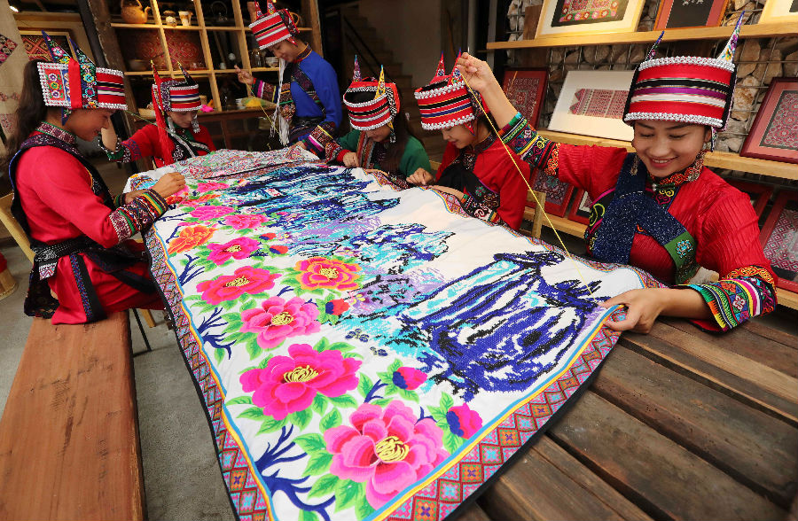 昆明石林彝族刺繡合作社繡出錦繡圖.jpg